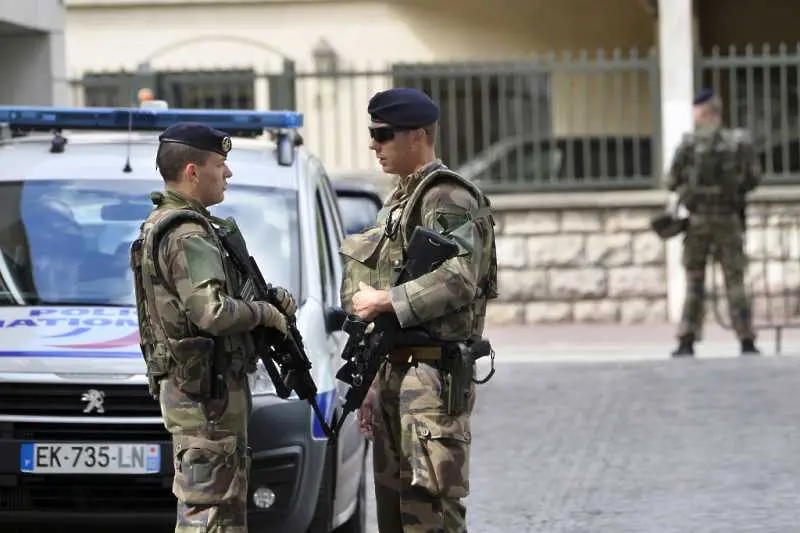 Убитите в Париж са майката и сестрата на нападателя
