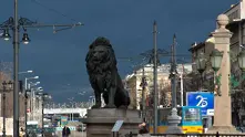 Камион надвисна над Владайска река в София (видео)