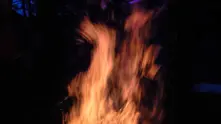 Масивен пожар пламна снощи над Карлово