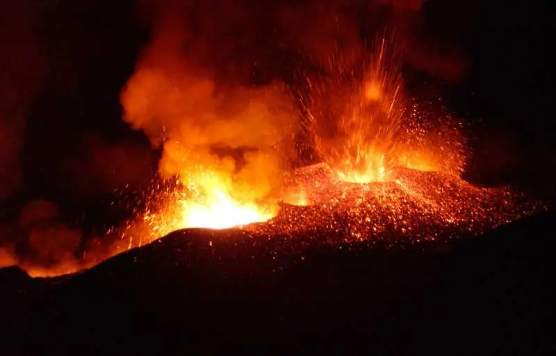 Повишиха степента на тревога заради вулкана Етна
