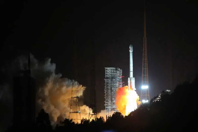 Китай изстреля за първи път търговска ракета с три спътника на борда
