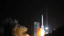 Китай изстреля за първи път търговска ракета с три спътника на борда