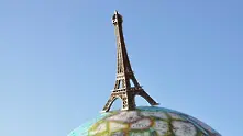 Френската полиция иззе 20 тона айфелови кули сувенири