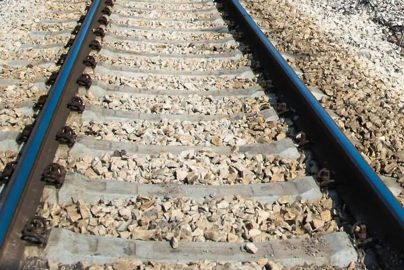 Машинист се хвърли от влак в движение, загина на място 