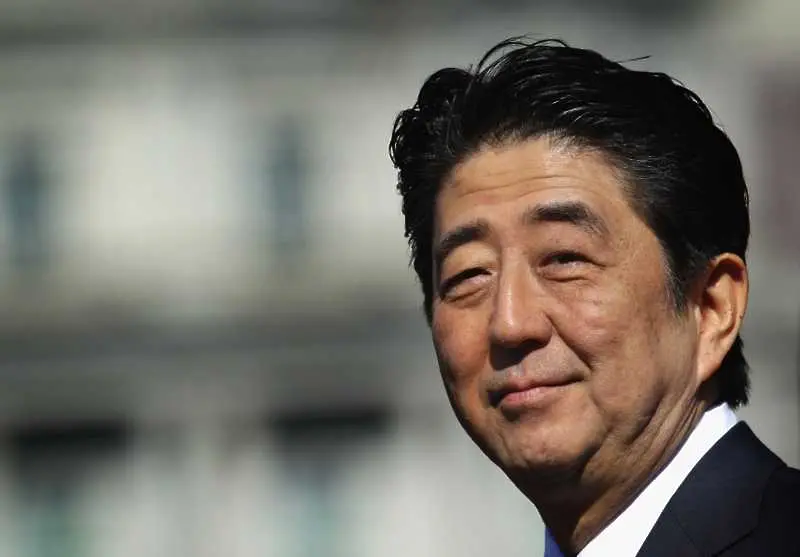 Японският премиер запази ключови министри при рокади в кабинета