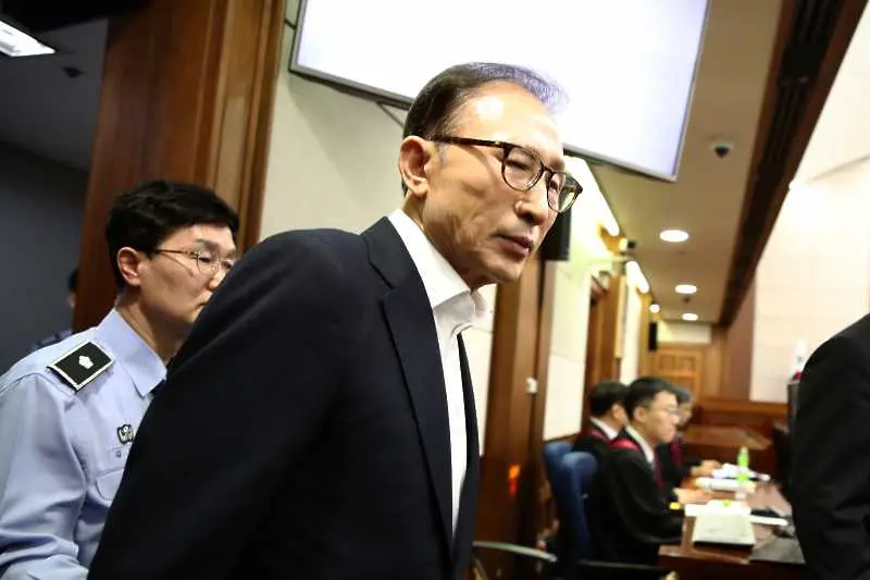 Осъдиха бивш южнокорейски президент на 15 г. затвор за корупция и злоупотреби