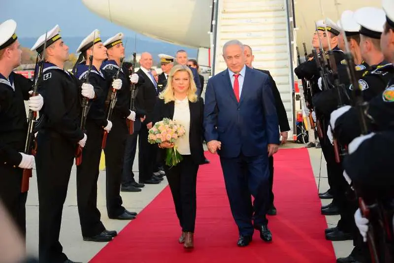 Нетаняху пристигна във Варна със съпругата си