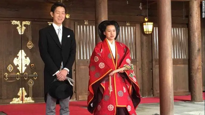 Принцеса Аяко се сбогува със семейството си, омъжи се за „обикновен японец“