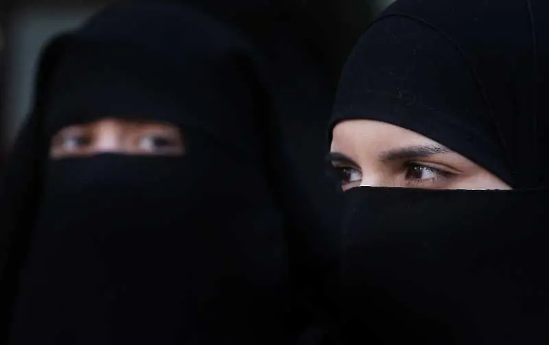  В Алжир забраниха на жените да закриват изцяло лицето си, когато са на работа