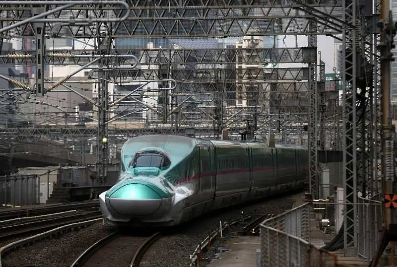 В окоп под влака стрела - японска жп компания подлагала железничари на опасни тестове
