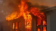 Пожар погълна три фабрики в Истанбул