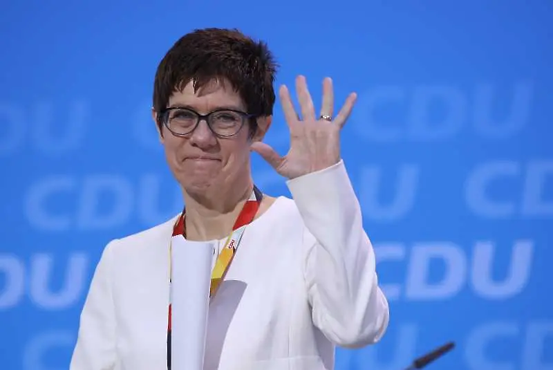 Мини-Меркел, съперник и критик на Ангела - тримата кандидати да я наследят в ХДС