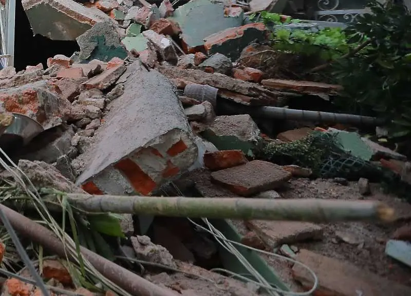 Трета жертва откриха спасители под развалините на рухналите сгради в Марсилия