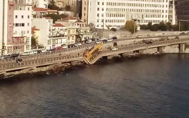 Пропадна мост по крайбрежния път на Кавала (видео)