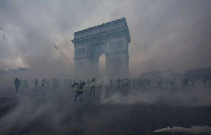 Нощ на ожесточени сблъсъци в Париж, най-малко 110 души са ранени
