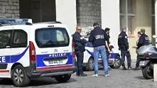 Жена се барикадира във френска банка, заплашва да се самовзриви