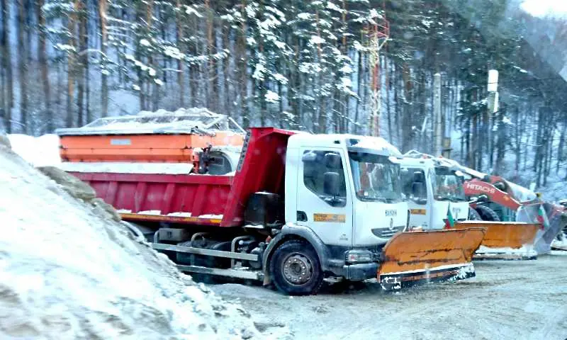 150 снегорина чистят София днес