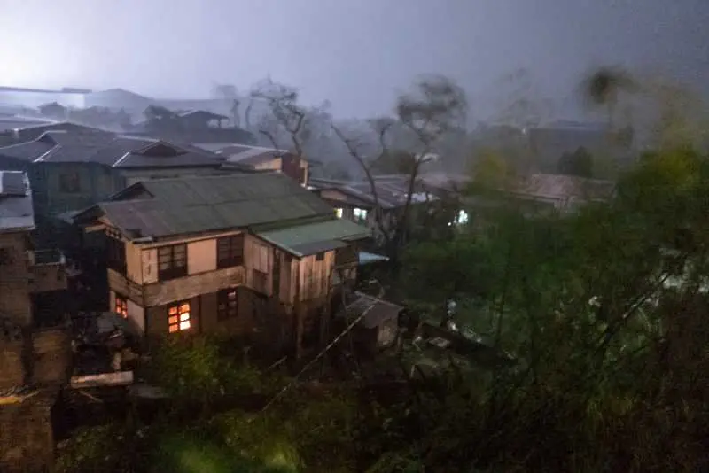 Буря с неочаквана сила връхлетя Филипините, десетки загинаха