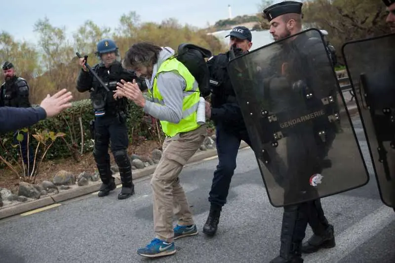 Сблъсъци и арести в първия за годината протест на жълтите жилетки във Франция