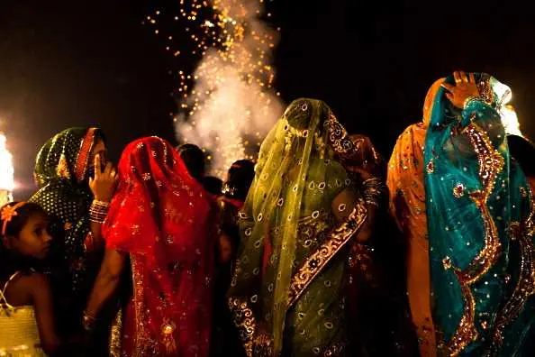 Индийски милионер стана баща за 261 осиротели булки, плати сватбите им