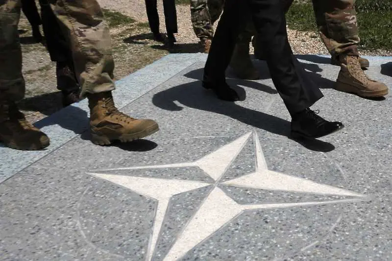 НАТО остава в Афганистан след изтеглянето на американските войски
