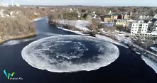 Гигатска ледена въртележка се заформи в река в САЩ (видео)