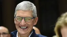 Шефът на Apple Тим Кук взе 12 млн. долара бонус