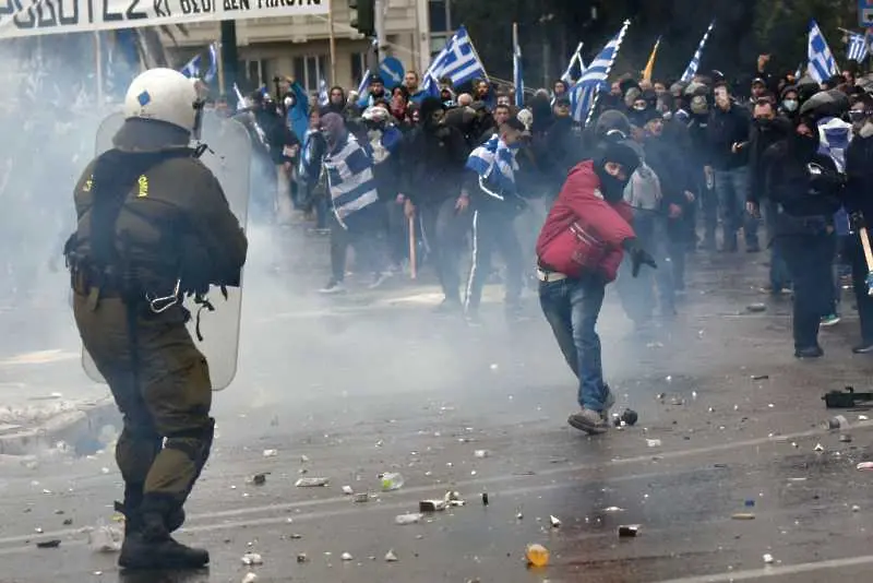 Сблъсъци между протестиращи и полиция в гръцката столица