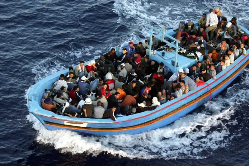 117 човека може да са се удавили при потъването на корабче с мигранти край Либия