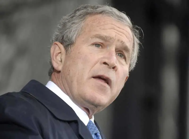 Джордж Буш почерпи с пица охраната си, която работи без заплата