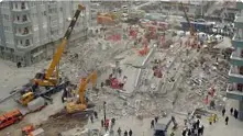 Срутилата се сграда в Истанбул погреба трима, десетки са ранени