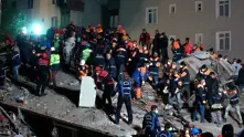 Извадиха тийнейджър, оцелял 45 часа в отломките на сградата в Истанбул