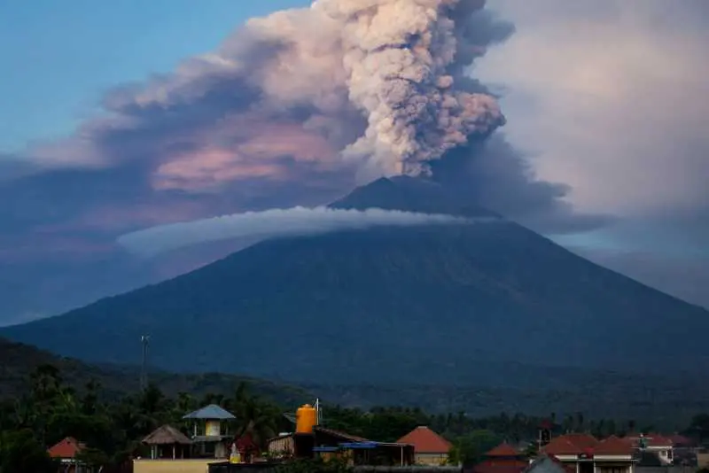 Вулкан изригна в Индонезия, евакуират близо 600 души