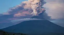 Вулкан изригна в Индонезия, евакуират близо 600 души