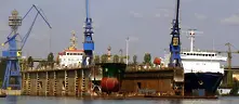 Пожар лумна на пристанището на корабния завод във Варна