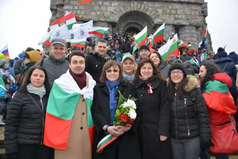 Корнелия Нинова от Шипка: Заедно, без различия, стоим пред най-високия връх на българското достойнство