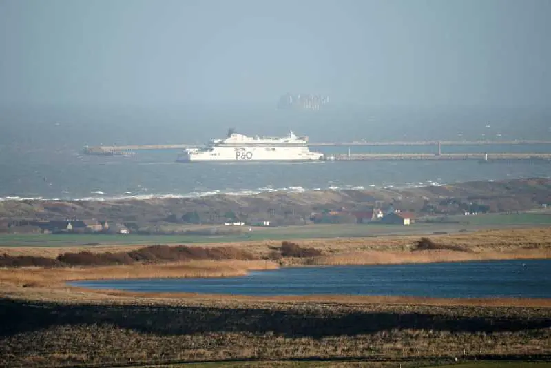 Десетки мигранти нахлуха на пристанището в Кале и се качиха на ферибот за Великобритания