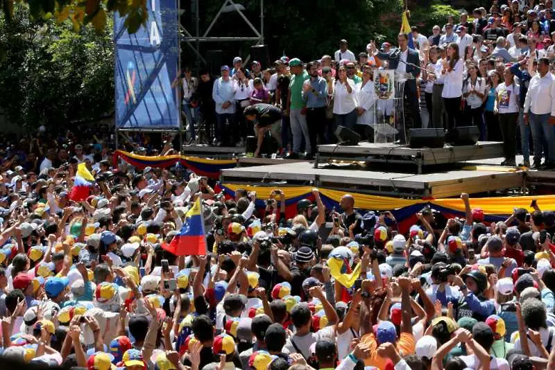 Хуан Гуайдо и Николас Мадуро продължава с концертен дуел на границата с Колумбия