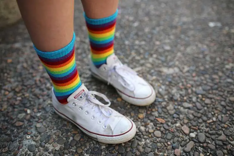 Цветните чорапи изчезват по-често от белите, откриха учени