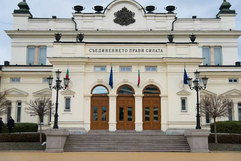 Минаваме изцяло на машинно гласуване след изборите през 2019 г. Правната комисия го реши извънредно