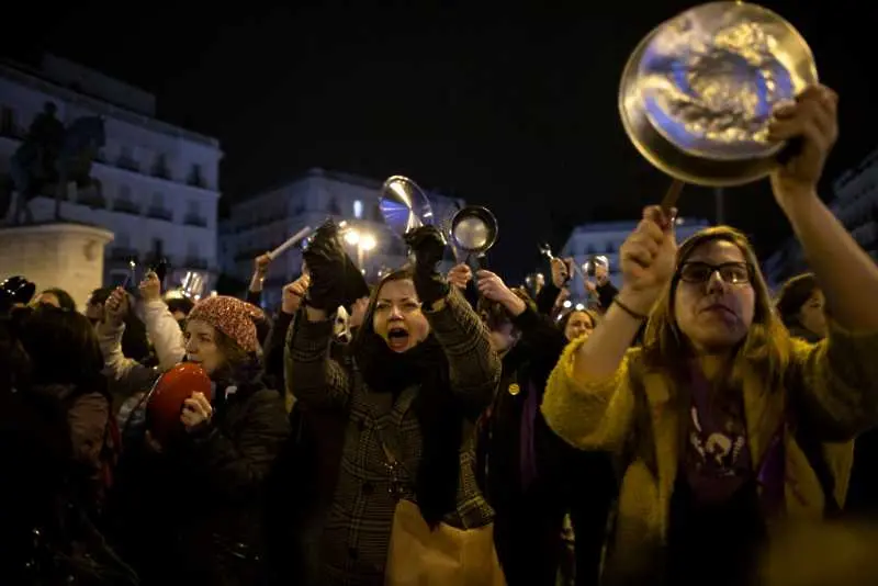Стачки и протести в защита на правата на жените белязаха 8 март по света