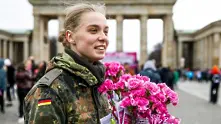 Германската армия привлича кандидатки с цветя на Брандебургската врата