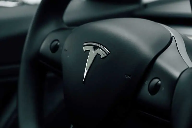 Китай задържа стотици електромобили Tesla Model 3