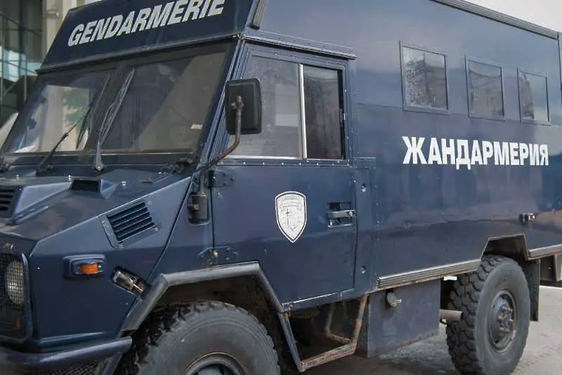 Напрежение и засилена полицейска охрана в Габрово. Каракачанов свика извънредно заседание 