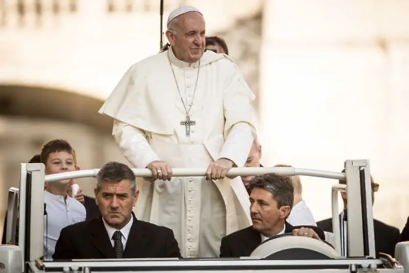 В Раковски стягат трон за папа Франциск