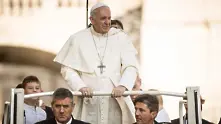В Раковски стягат трон за папа Франциск