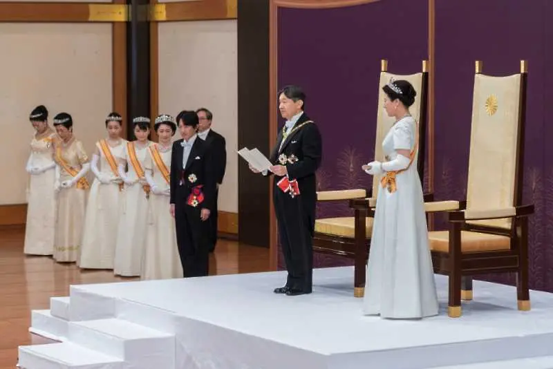 Нарухито получи символите на императорската власт и направи първото си монархическо обръщение