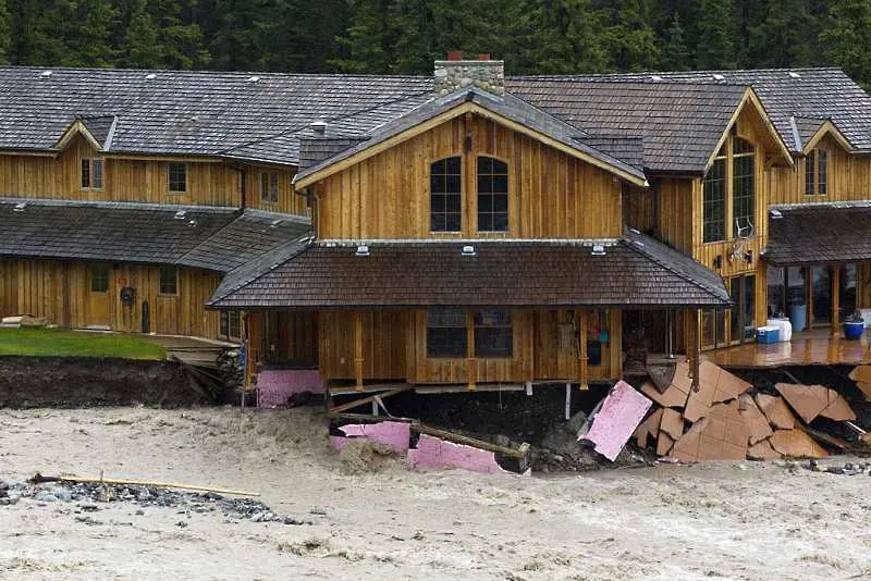 Над 10 000 души бяха евакуирани в източна Канада заради наводнения