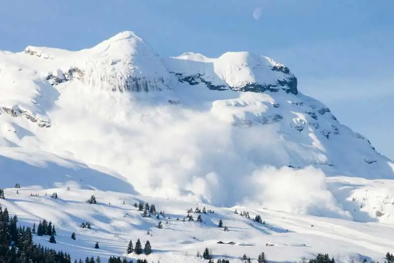 Четирима германски скиори загинаха в лавина в швейцарските Алпи