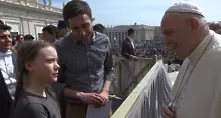  Папата се срещна с 16-годишната екоактивистка Грета Тунберг. Благослови я